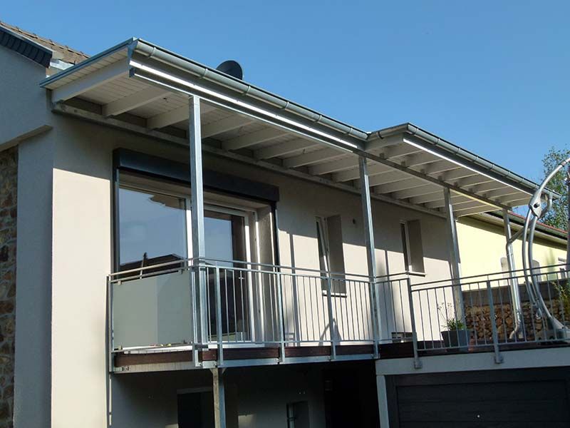 Ein Haus mit einem Balkon an der Seite