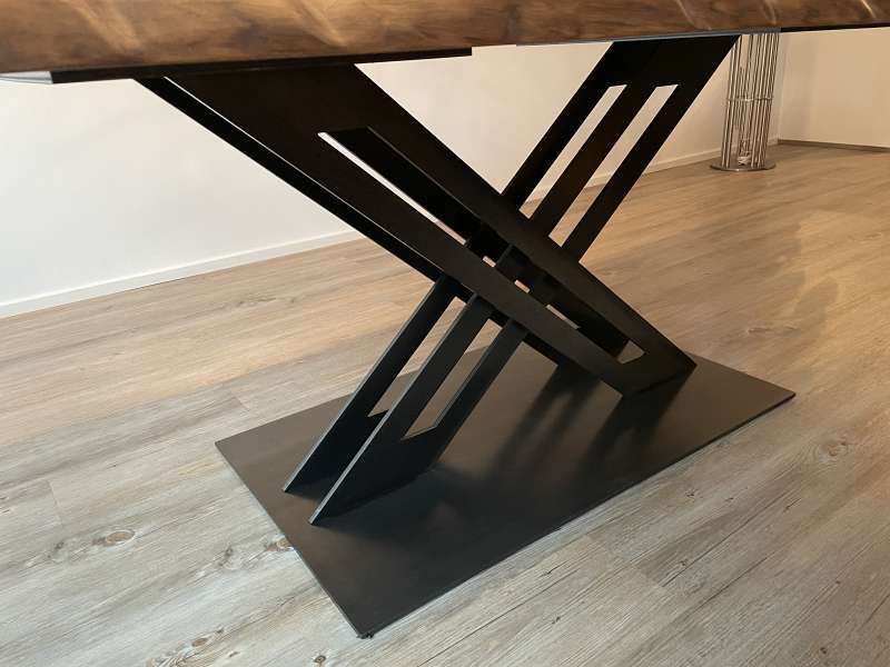 Ein Holztisch mit schwarzem Metallgestell