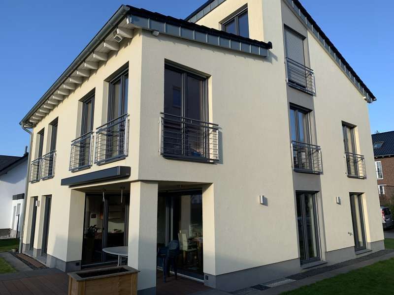 Ein großes Haus mit vielen Fenstern und Balkonen