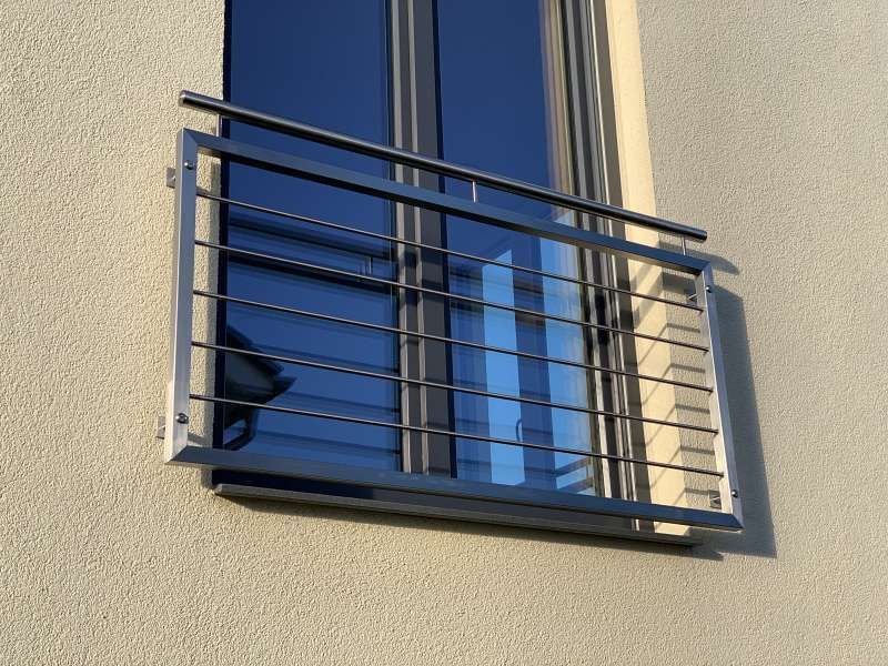 Ein Fenster mit einem Edelstahlgeländer