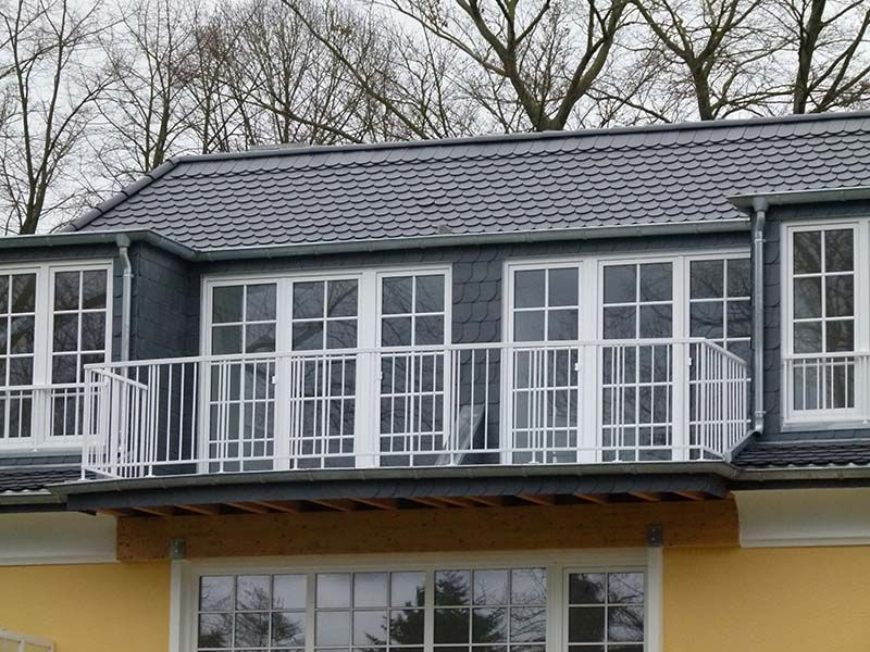 Ein Haus mit Balkon und Schieferdach