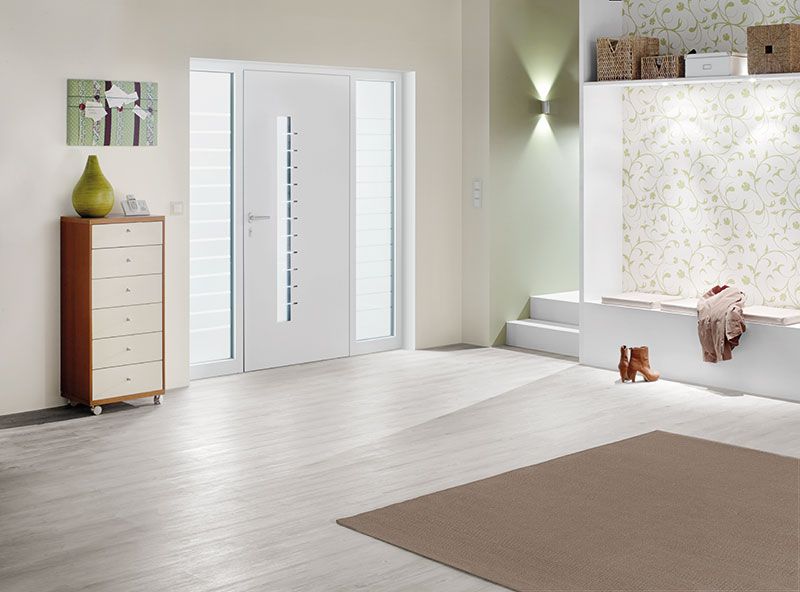 Ein Flur mit einer weißen Tür und einer Kommode