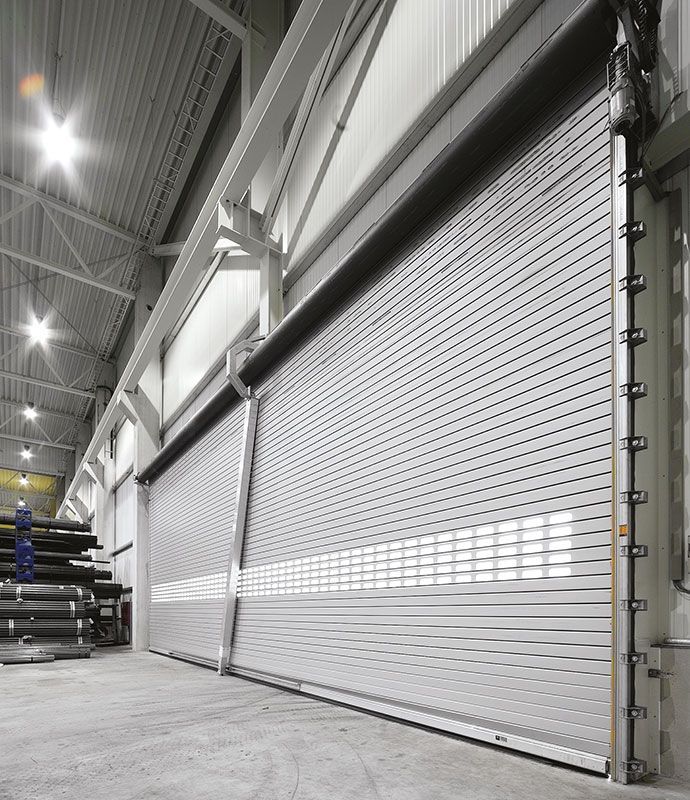 Ein großes Lager mit vielen Rolltoren