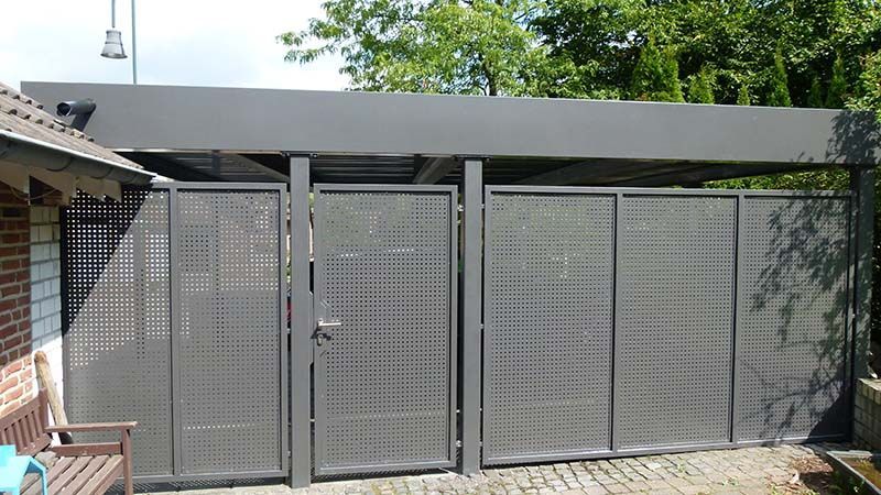 Ein Zaun mit einem Tor und einer Bank davor