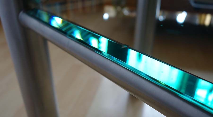 Eine Nahaufnahme eines Glastisches mit einem grünen Streifen darauf