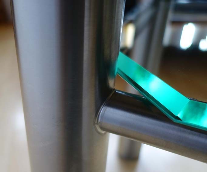 Eine Nahaufnahme eines Metallrohrs mit einem grünen Band darauf.