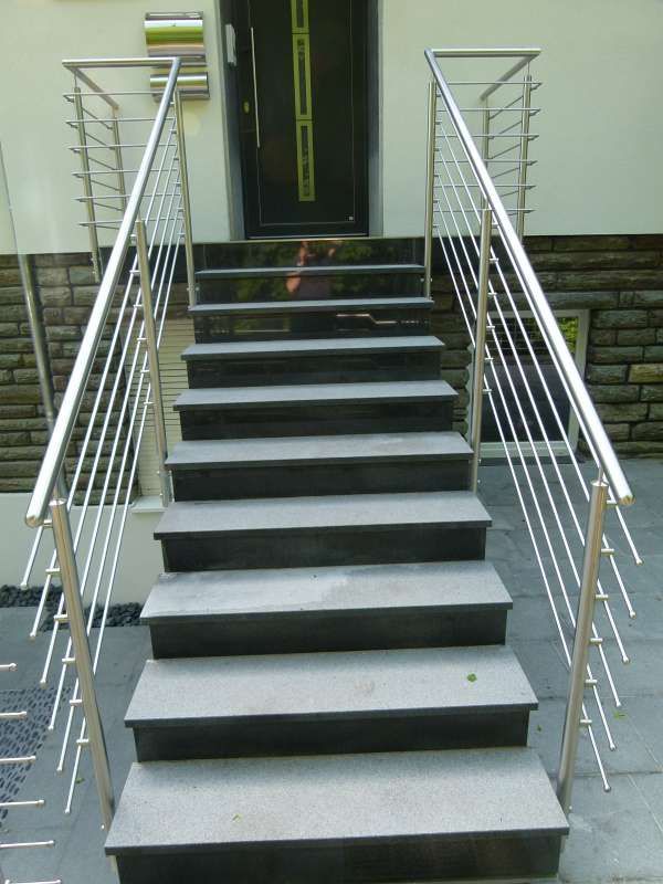 Eine Treppe mit Edelstahlgeländer