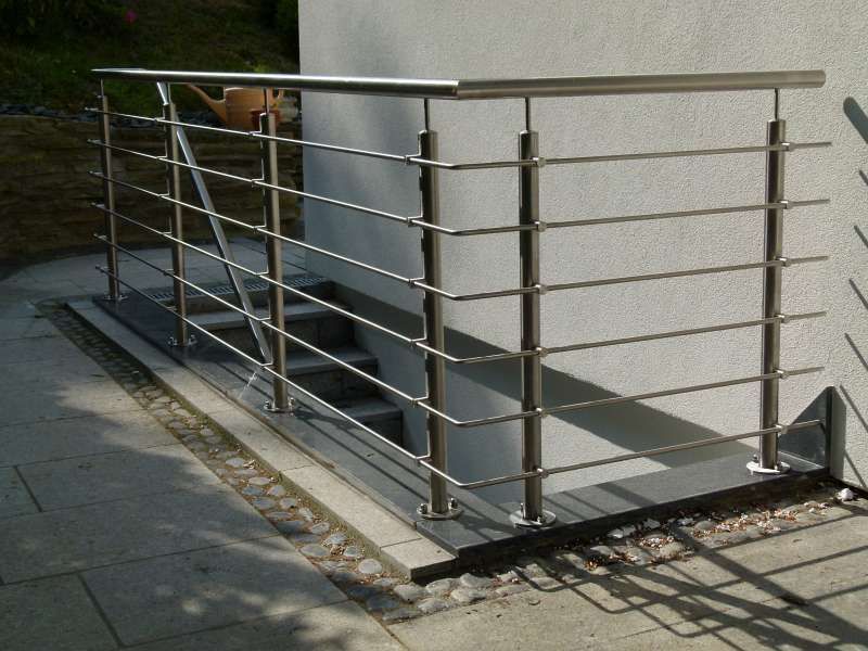 Ein Edelstahlgeländer umgibt eine Treppe