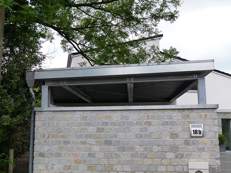 Ein Backsteingebäude mit der Nummer 18h darauf