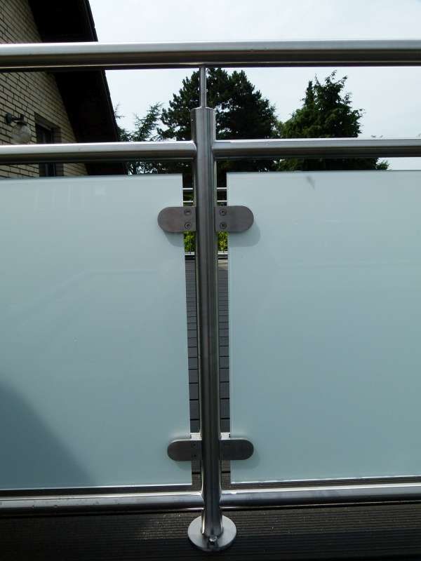 Ein Balkon mit Edelstahlgeländer und Milchglas