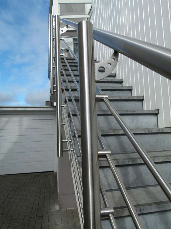 Eine Treppe mit Edelstahlgeländer