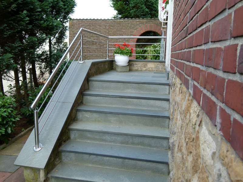 Eine Treppe, die zu einem Backsteingebäude hinaufführt