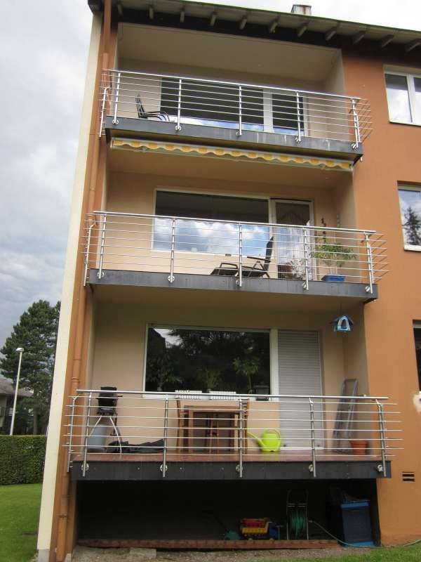 Ein Balkon an der Seite eines Gebäudes mit einer gelben Markise