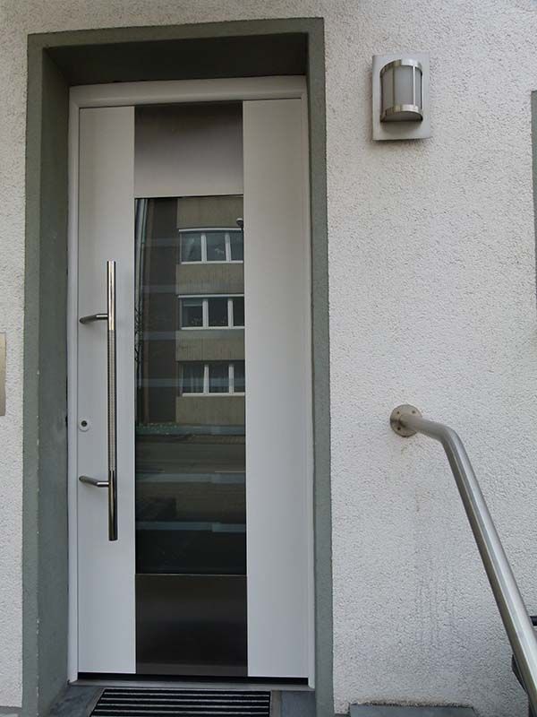 Eine weiße Tür mit einem Edelstahlgriff