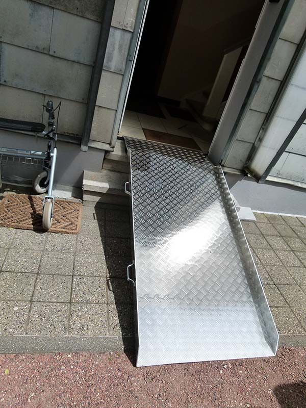 Eine Metallrampe, die zu einem Eingang eines Gebäudes führt