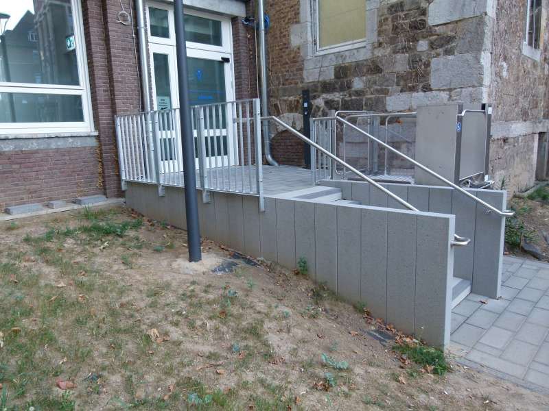 Eine Rampe mit Treppen, die zu einem Gebäude hinaufführen.