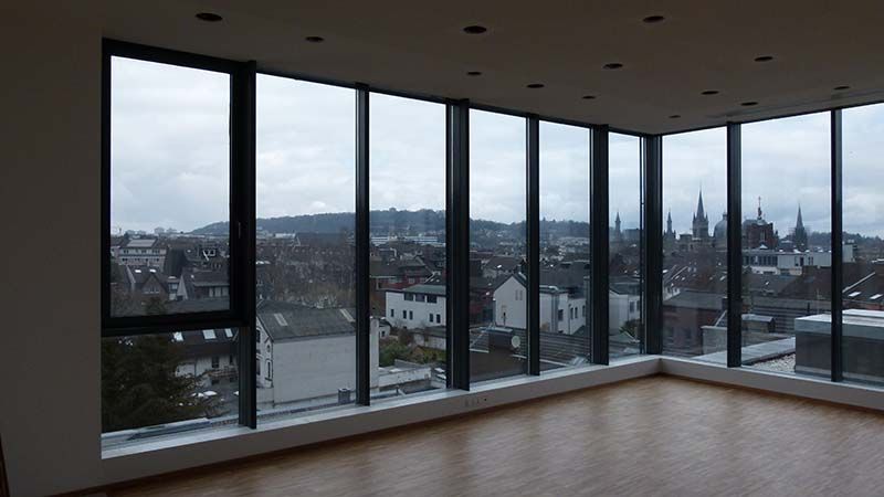 Ein leerer Raum mit Blick auf die Stadt durch die Fenster