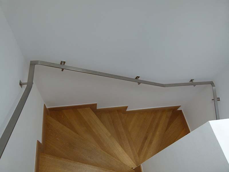 Eine Wendeltreppe aus Holz mit Edelstahlgeländer