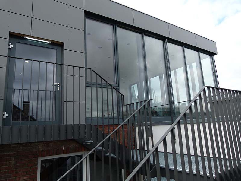 Ein Gebäude mit einem Balkon und einer Treppe, die dorthin führt