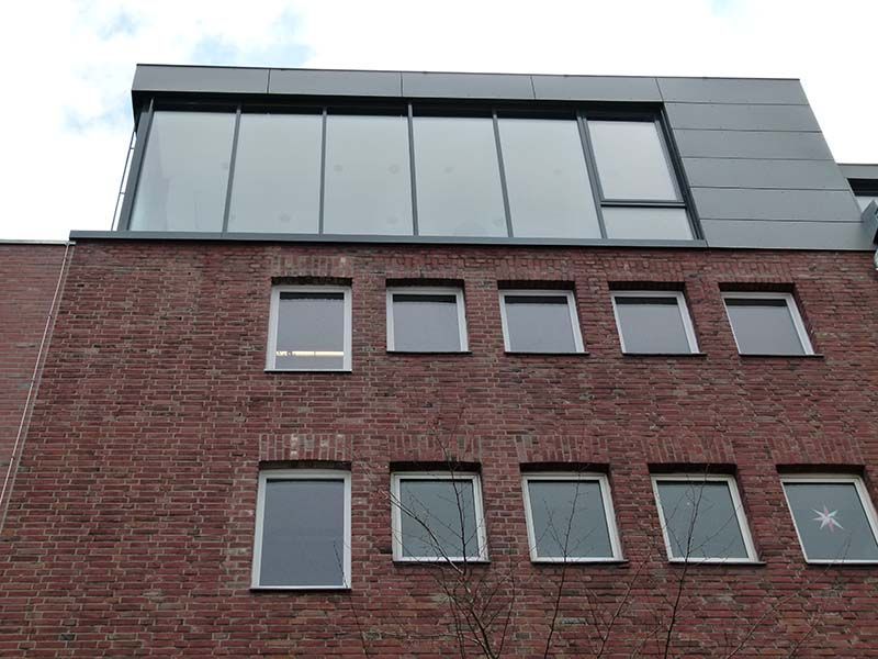 Ein Backsteingebäude mit vielen Fenstern