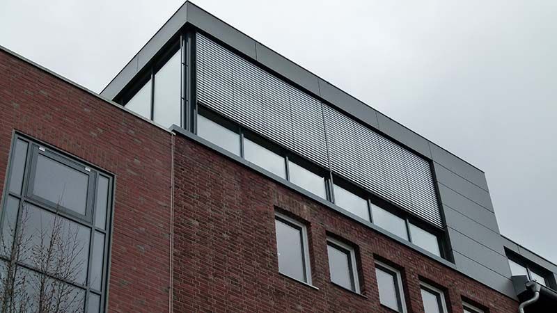 Ein großes Backsteingebäude mit vielen Fenstern