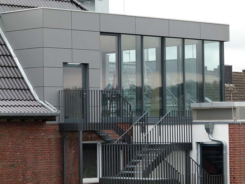 Ein Gebäude, zu dem eine Treppe hinaufführt