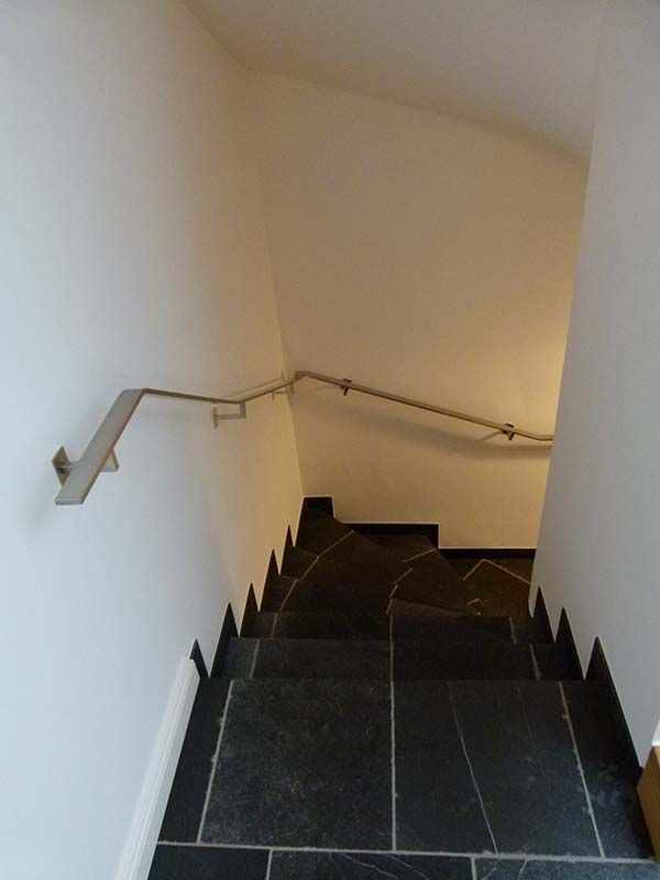 Eine Treppe mit Edelstahlgeländer