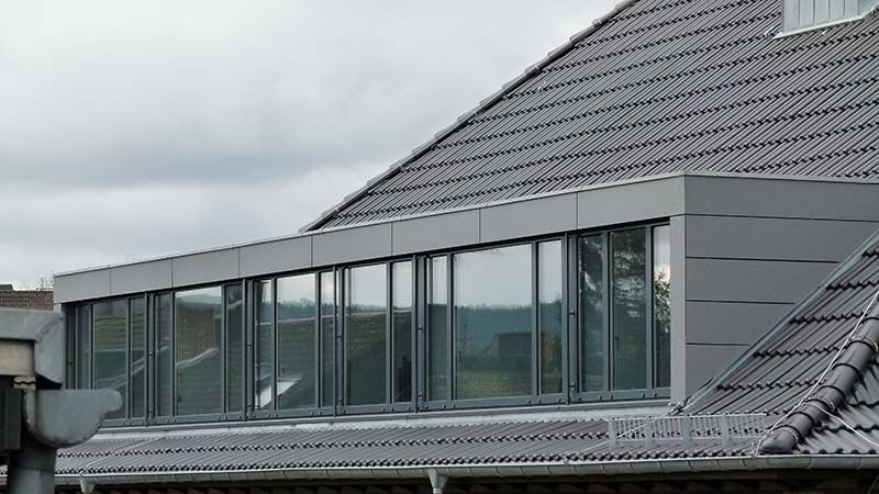 Das Dach eines Gebäudes mit vielen Fenstern.