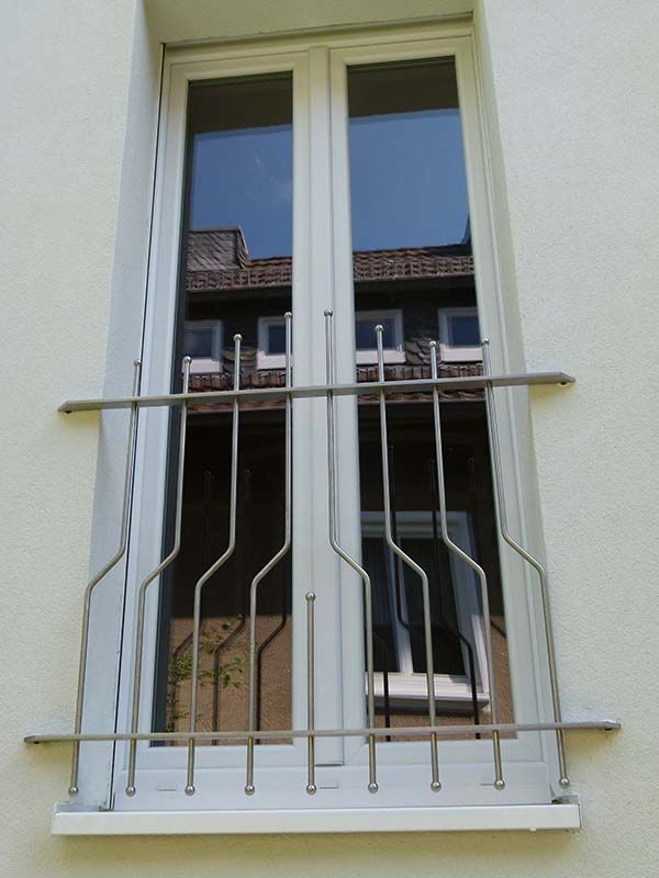Ein weißes Fenster mit einem Metallgeländer