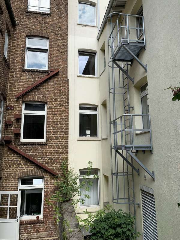 Ein Gebäude mit einer Feuertreppe an der Seite