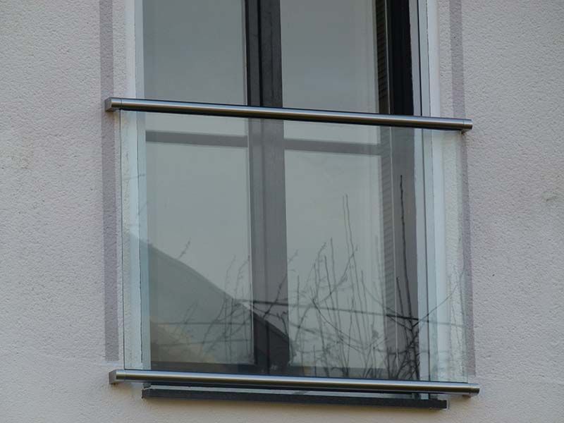 Ein Fenster mit einem Edelstahlgeländer