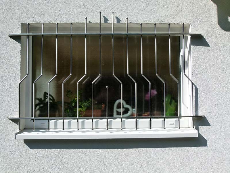 Ein Fenster mit einem Edelstahlgitter darauf