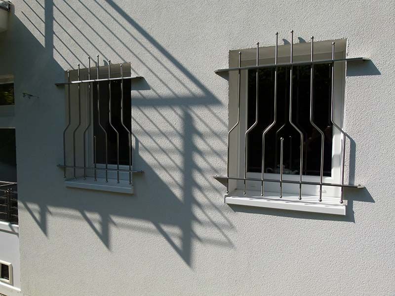 Ein weißes Gebäude mit zwei vergitterten Fenstern