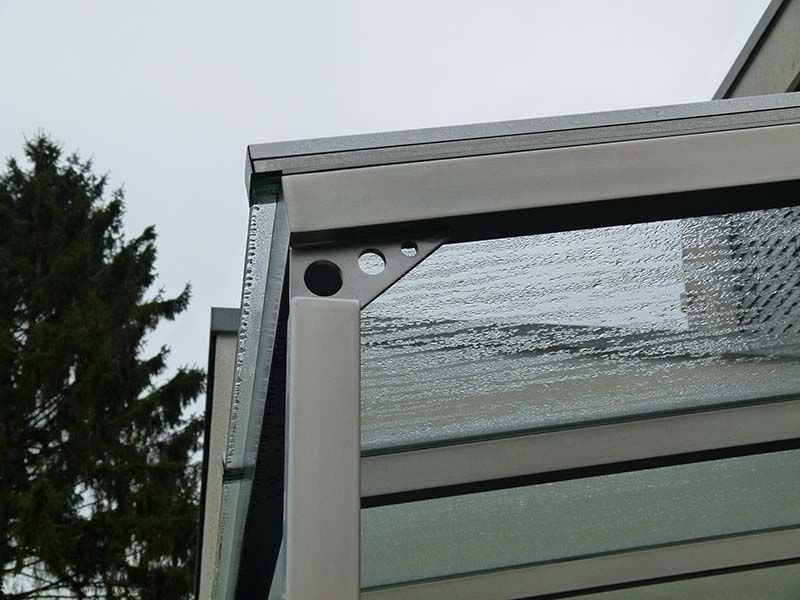 Ein Gebäude mit einem Glasdach und einem Baum im Hintergrund