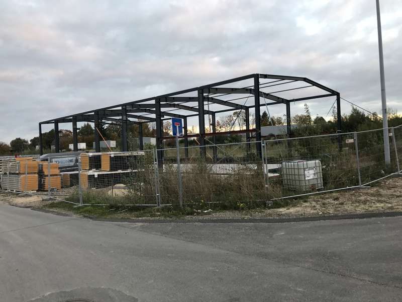 Am Straßenrand wird eine große Metallkonstruktion errichtet.