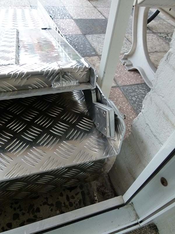 Eine Metalltreppe mit einem Schachbrettmuster darauf