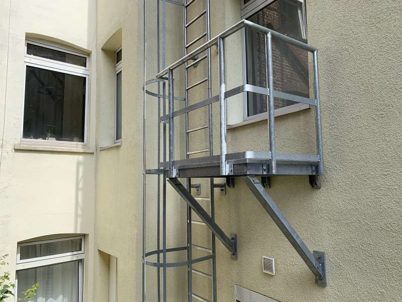 Eine Feuerleiter ist an der Seite eines Gebäudes angebracht