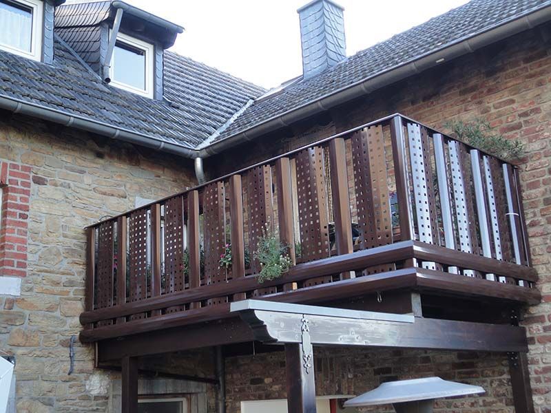Ein Balkon an der Seite eines Backsteingebäudes