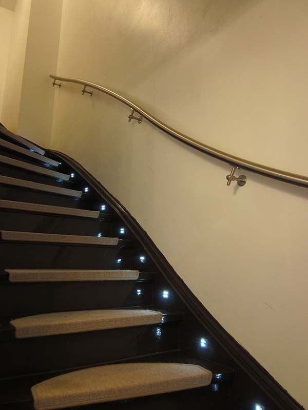 Eine Treppe mit Lichtern auf den Stufen