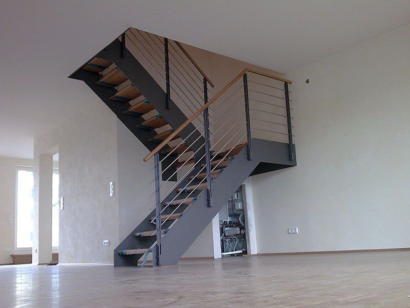 Ein leerer Raum mit einer Treppe, die in den zweiten Stock führt