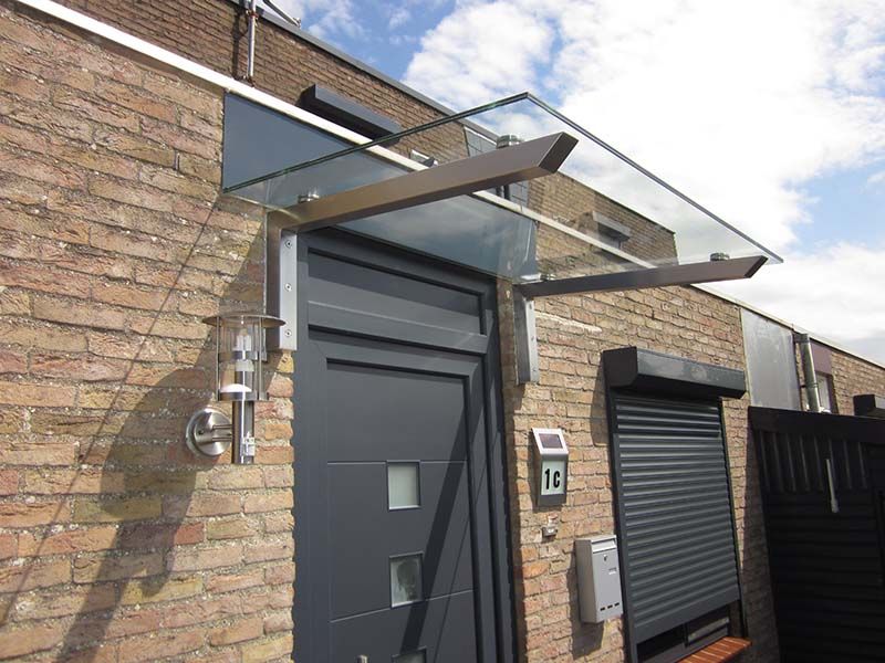 Ein Backsteingebäude mit einem Glasdach über der Tür