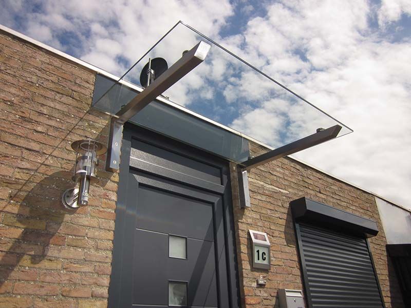 Ein Backsteingebäude mit einem Glasdach über der Tür