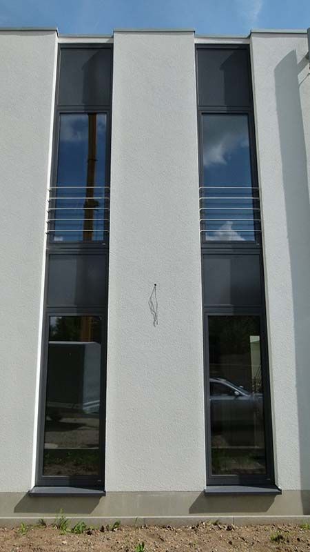 Ein weißes Gebäude mit vielen Fenstern