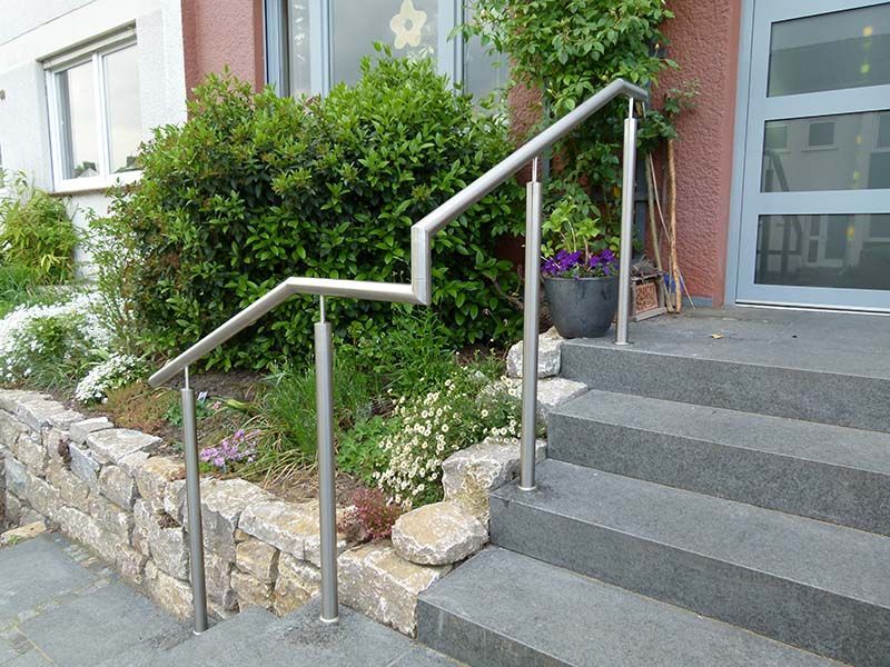 Eine Treppe mit Edelstahlgeländer