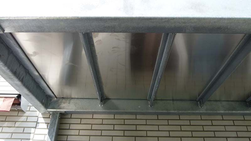 Auf einem Backsteingebäude befindet sich ein Metalldach.