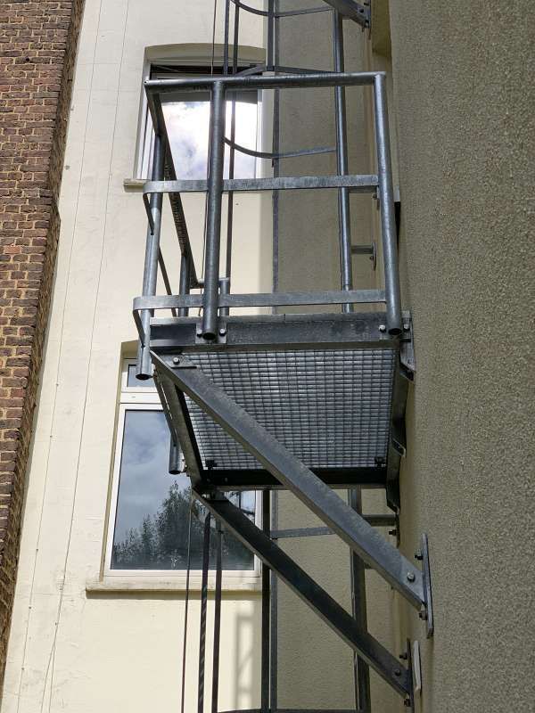 Eine Feuerleiter ist an der Seite eines Gebäudes angebracht