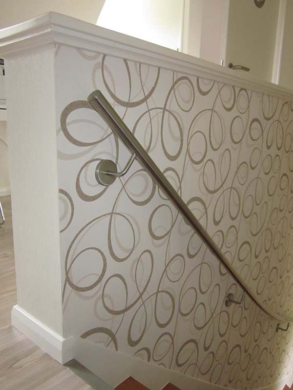 Eine Treppe mit einem Wirbelmuster an der Wand