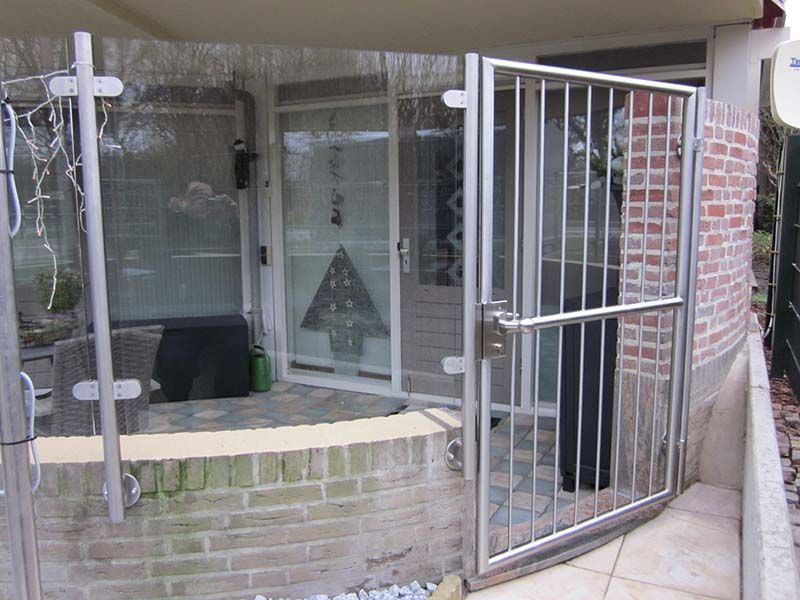 Ein Backsteingebäude mit einem Edelstahltor davor