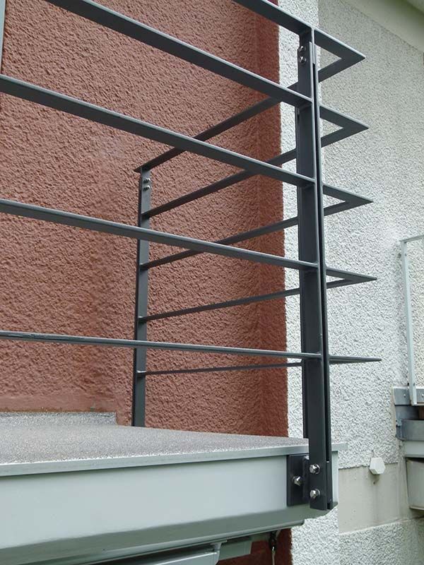 Ein Metallgeländer an der Seite eines Gebäudes
