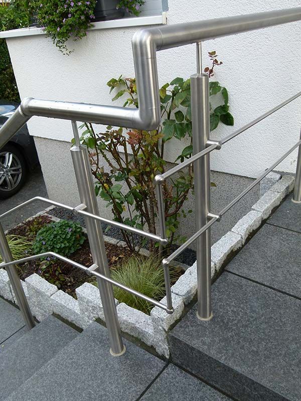 Ein Edelstahlgeländer an einer Treppe